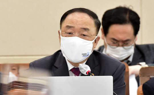 홍남기 경제부총리 겸 기획재정부 장관이 23일 국회에서 열린 기획재정위원회 전체회의에 출석, 답변하고 있다. 연합뉴스